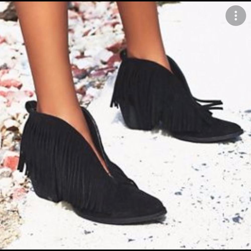 Coconuts by Matisse Fringe V Cut Booties (size 6M).🌹